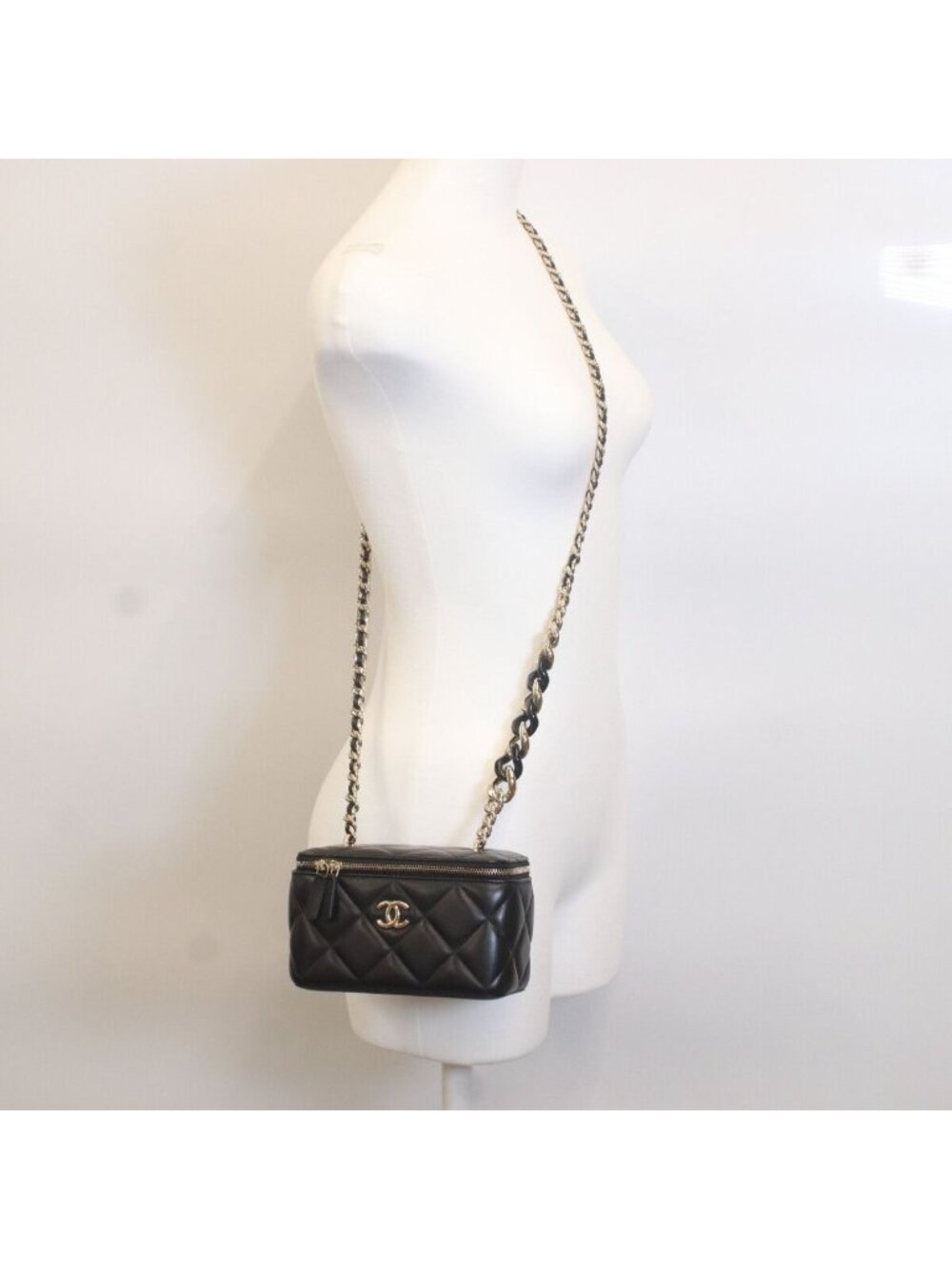 Chanel Black Lambskin Gold Big Chain Shoulder Vanity - Picture 13 of 13